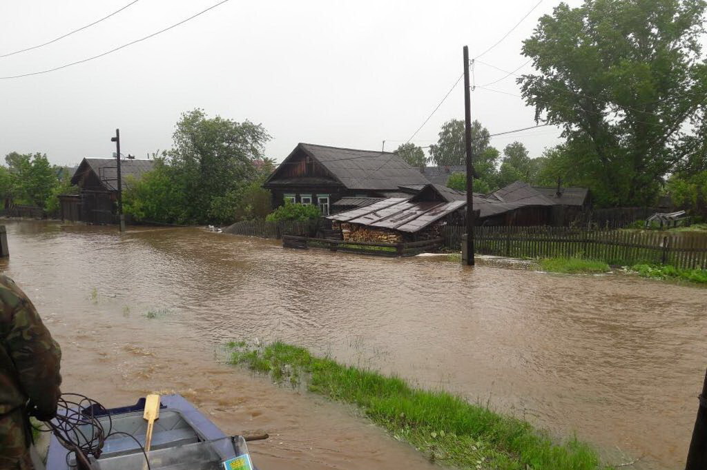 В Махнево проливные дожди смыли несколько десятков домов и дорогу. ФОТО - Фото 3