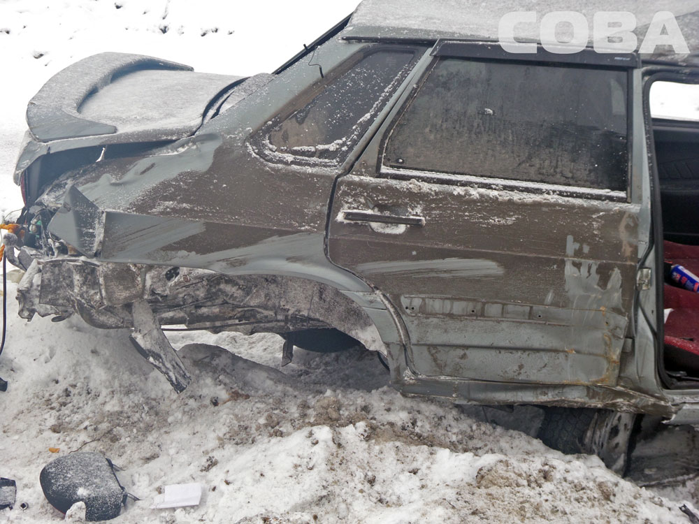 На Московском тракте дерзкий водитель на ВАЗе улетел в кювет: один человек погиб, один в больнице - Фото 4