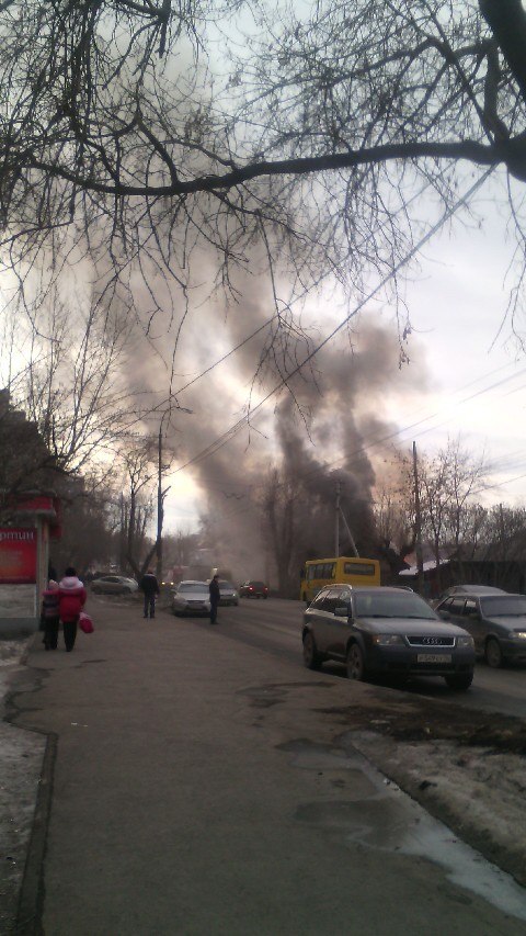 В Екатеринбурге полыхает частный дом. Очевидцы сообщают, что есть пострадавшие. ФОТО - Фото 6