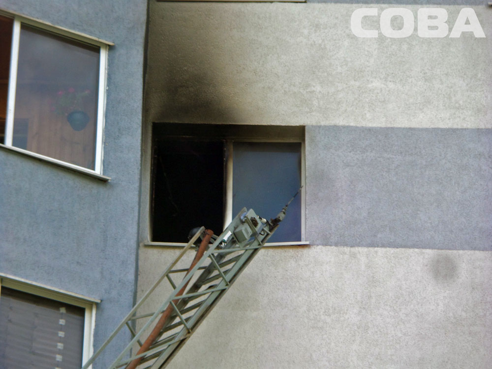 В Екатеринбурге в десятиэтажке на Пальмиро Тольятти горела квартира - Фото 3
