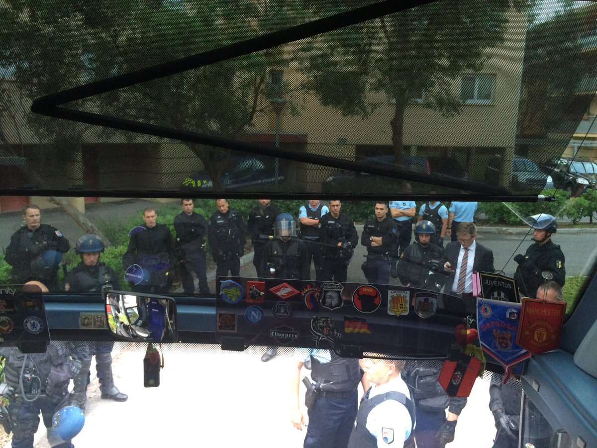 «Сказали депортируют всех». Спецназ оцепил автобус с российскими болельщиками во Франции. ФОТО - Фото 3
