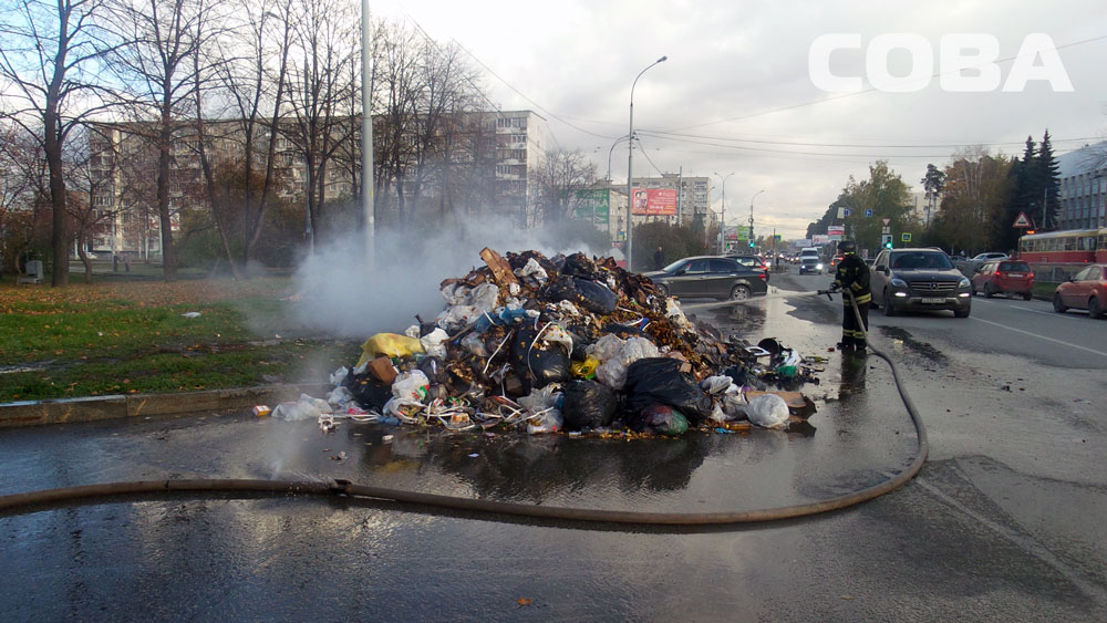 Возле ГКБ №40 загорелся мусоровоз - Фото 3
