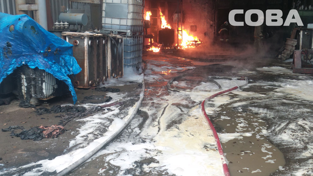Крупный пожар в Екатеринбурге: на Маневровой горит масло в ангаре - Фото 3