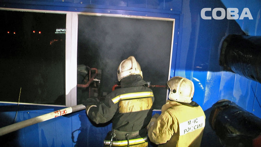 В Екатеринбурге семь пожарных машин тушили котельную на заправке «Лукойл». ФОТО - Фото 2