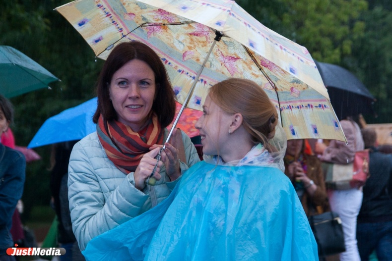 Зонтики, дождевики и живой звук. В Екатеринбурге под проливным дождем открылся седьмой Венский фестиваль - Фото 6