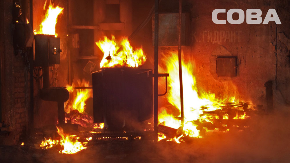 Крупный пожар в Екатеринбурге: на Маневровой горит масло в ангаре - Фото 4