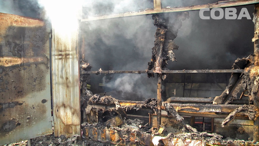 Рядом со складом на Монтажников загорелся офисник. Из здания эвакуировали 30 человек - Фото 3