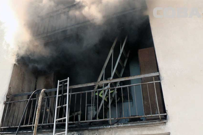 Двадцать пожарных машин тушили сильное возгорание в девятиэтажном общежитии на Восточной. ФОТО - Фото 3