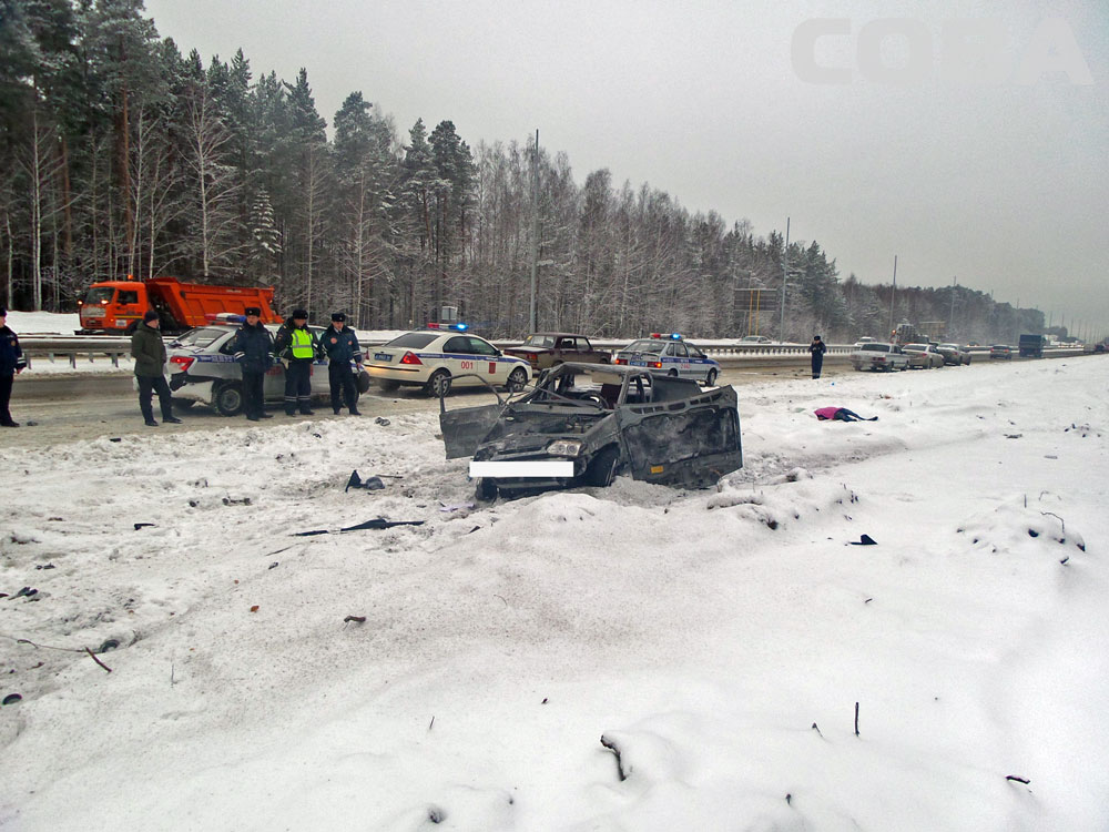 На Московском тракте дерзкий водитель на ВАЗе улетел в кювет: один человек погиб, один в больнице - Фото 6