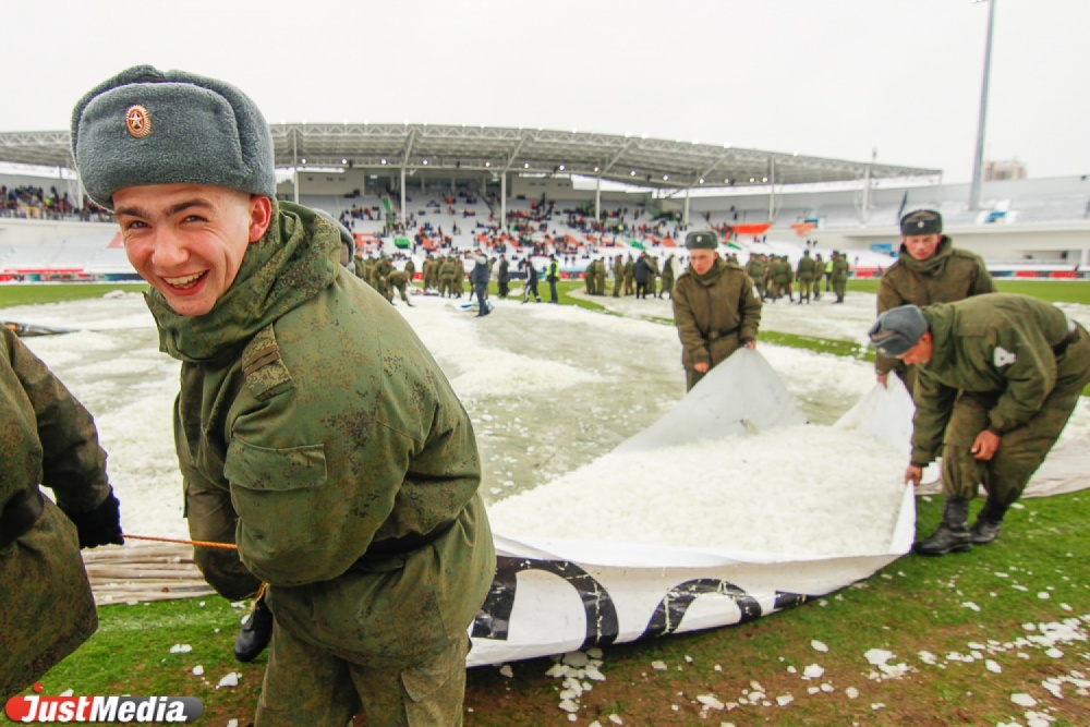 «Урал» не может — армия поможет. Футбольный матч на Центральном стадионе превратился в борьбу со снегом и полем - Фото 4