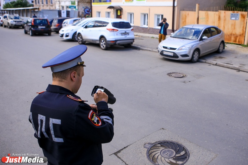 Угрозы, арбуз и жалобы. Журналисты JustMedia.Ru проехались по центру города с инспектором ДПС и оштрафовали десятки водителей - Фото 7