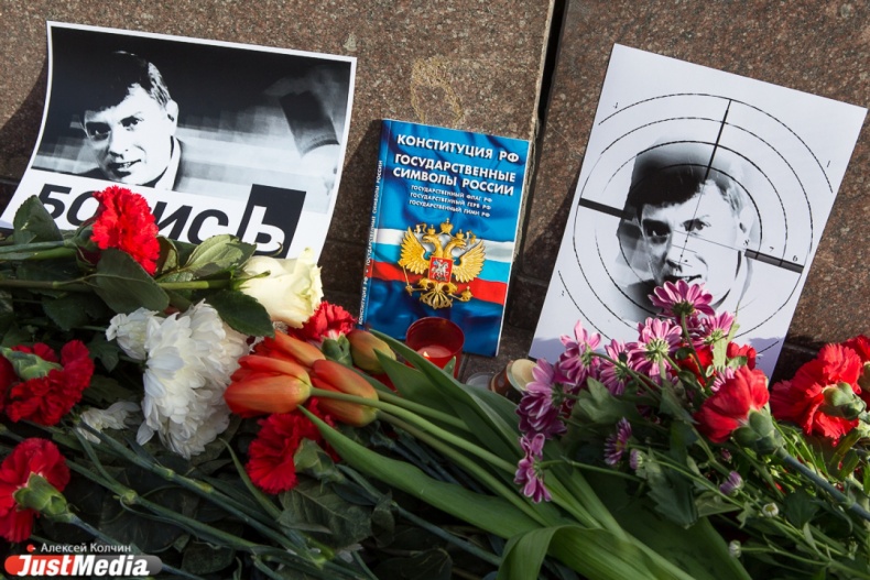 В Екатеринбурге прошли две акции памяти Немцова. На одной из них задержали юного блогера - Фото 2