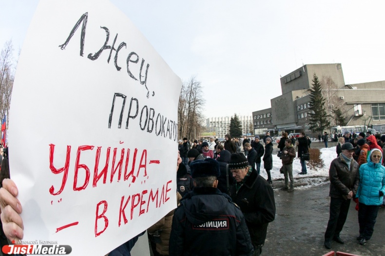 В Екатеринбурге прошли две акции памяти Немцова. На одной из них задержали юного блогера - Фото 5