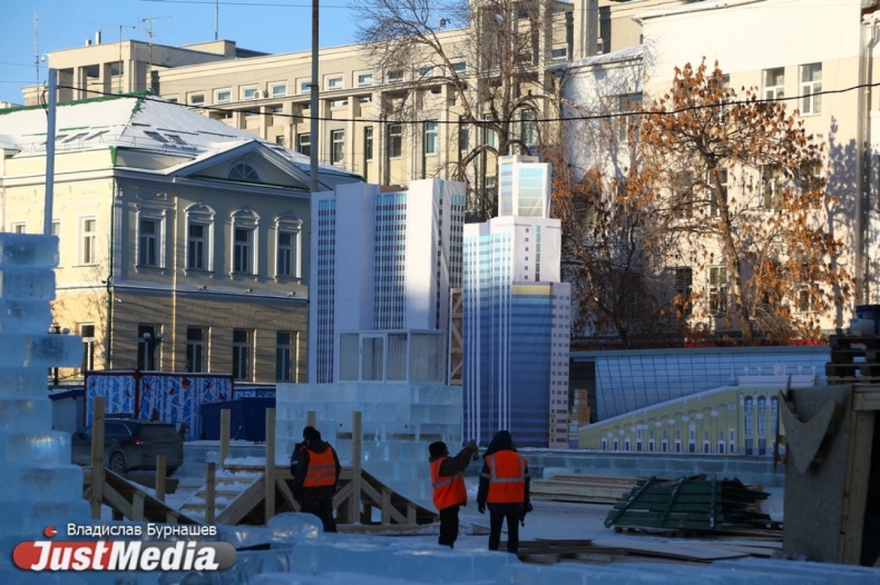 Дед Мороз и Снегурочка готовы, а ледяные копии зданий только начали. JustMedia понаблюдал за строительством новогоднего городка. ФОТОРЕПОРТАЖ - Фото 6