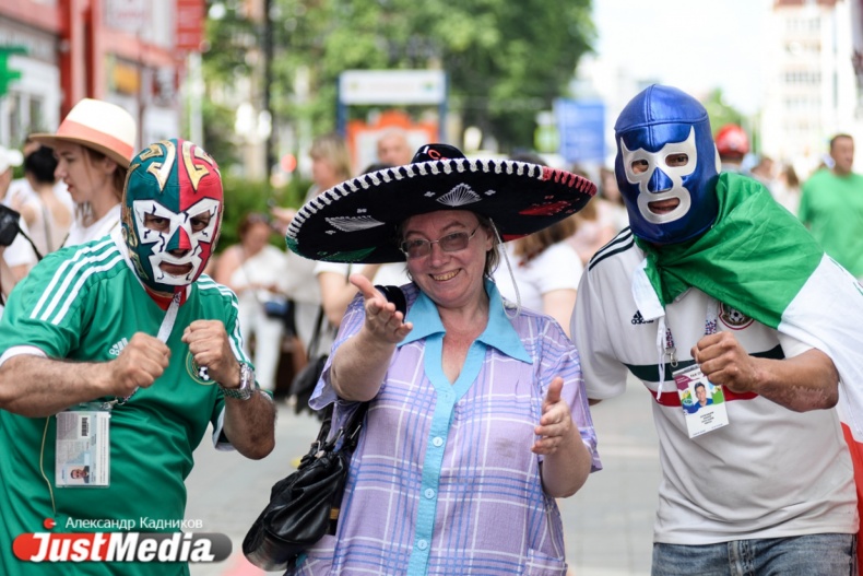 «Вместо киркоровых пусть привозят мексиканцев». Екатеринбуржцы уже скучают по праздничным шествиям. Вспоминаем с JustMedia.ru, как это было - Фото 3