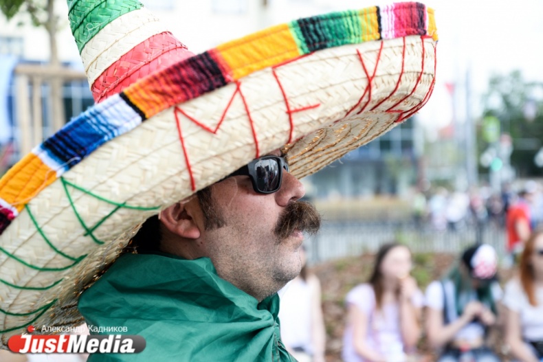 «Вместо киркоровых пусть привозят мексиканцев». Екатеринбуржцы уже скучают по праздничным шествиям. Вспоминаем с JustMedia.ru, как это было - Фото 13
