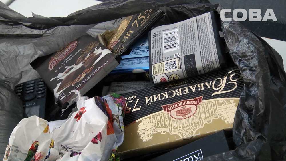 В Екатеринбурге пьяный мужчина залез в киоск и похитил оттуда 15 шоколадок - Фото 3