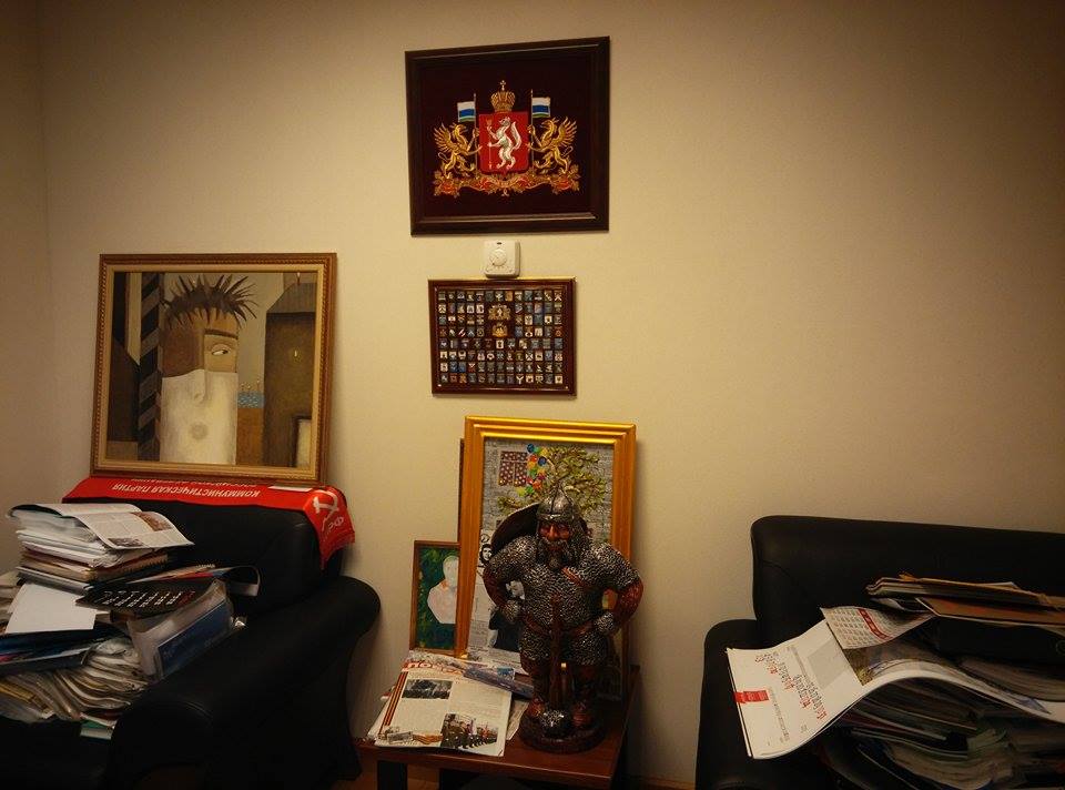 Дартс, биография деда, плакаты из Вьетнама и пожелание от «Песняров». Областные депутаты рассказали, чем украшают стены своих кабинетов. ФОТО - Фото 13