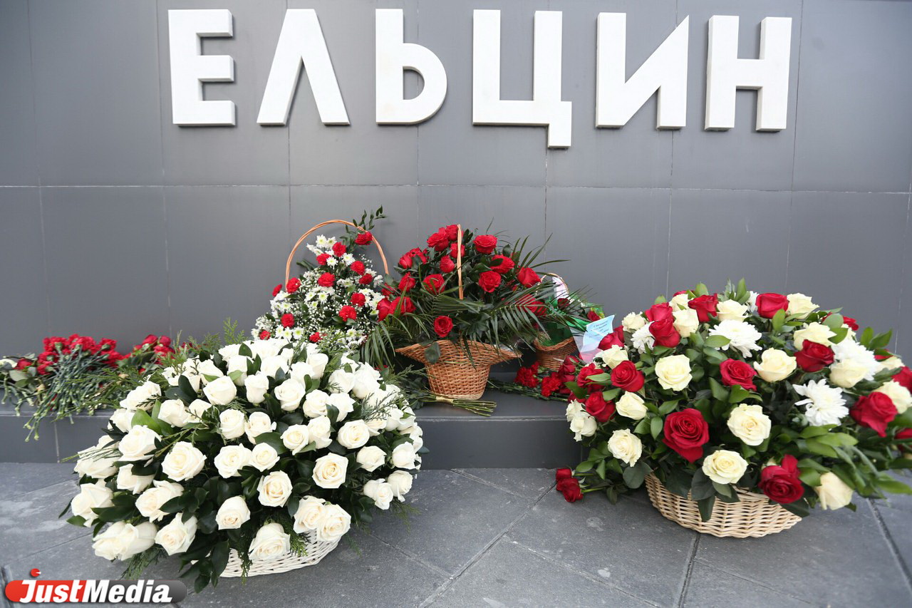 Наина Ельцина возложила цветы к памятнику супруга в честь его 86-летия. ФОТО - Фото 3