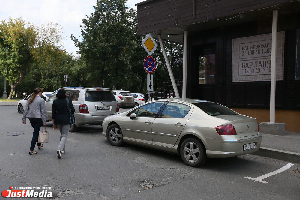 На Краснойармейской нарисовали разметку, с которой эвакуируют припаркованные автомобили. ФОТО - Фото 3