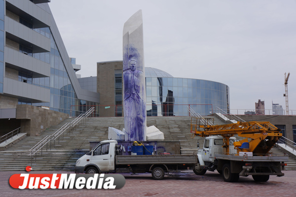 Вандалы облили краской памятник Борису Ельцину. Чернила будут смывать не одни сутки - Фото 2