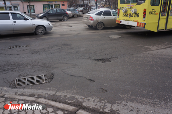Екатеринбург в этом году останется без дорог: в бюджете нет денег даже на ямочный ремонт. ФОТО - Фото 2