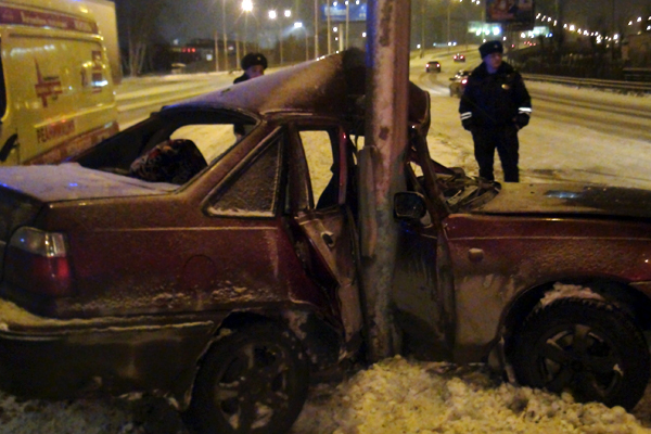 В Екатеринбурге легковушка врезалась в столб. Пострадали два человека - Фото 2