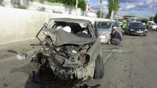  Под Первоуральском пьяный водитель BMW устроил страшную аварию из пяти машин. ФОТО - Фото 4