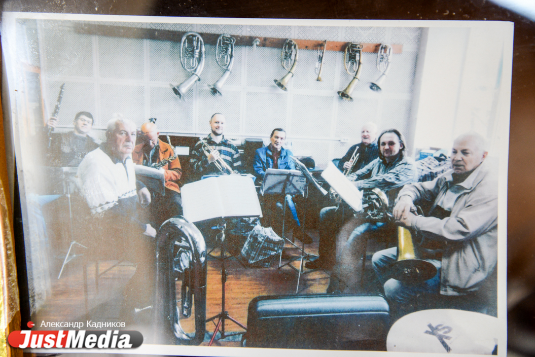 Здесь только взрослые мальчики. Старшему - 81 год. JustMedia.ru побывал на репетиции духового оркестра, которым руководит незрячий музыкант. ФОТО, ВИДЕО - Фото 5