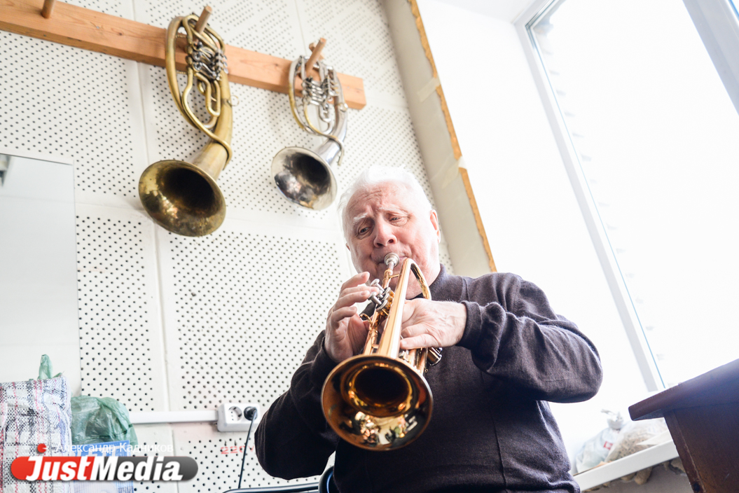 Здесь только взрослые мальчики. Старшему - 81 год. JustMedia.ru побывал на репетиции духового оркестра, которым руководит незрячий музыкант. ФОТО, ВИДЕО - Фото 6