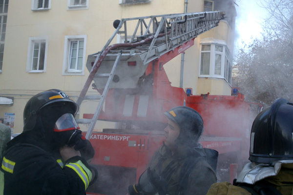 В Екатеринбурге горит жилой дом на улице Нагорной. Обнаружены тела двух человек - Фото 2