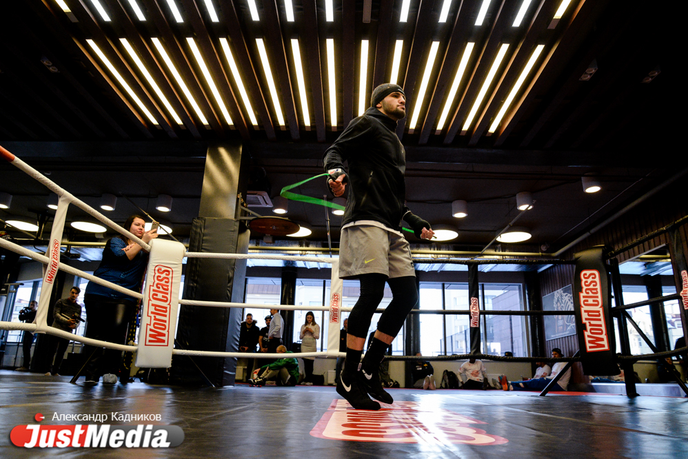 В Екатеринбурге боксеры провели открытую тренировку перед субботней битвой. ФОТО - Фото 5