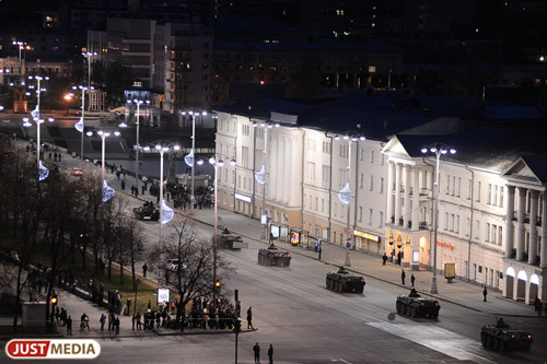 В Екатеринбурге первая ночная репетиция парада Победы с техникой пройдет 24 апреля - Фото 2
