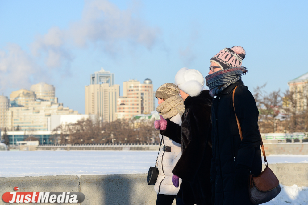 Закутываемся потеплее и улыбаемся на камеру. ФОТОРЕПОРТАЖ с морозных улиц Екатеринбурга - Фото 5
