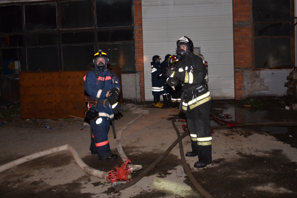 Крупный пожар в Екатеринбурге: на Черняховского горит мебельный цех - Фото 5