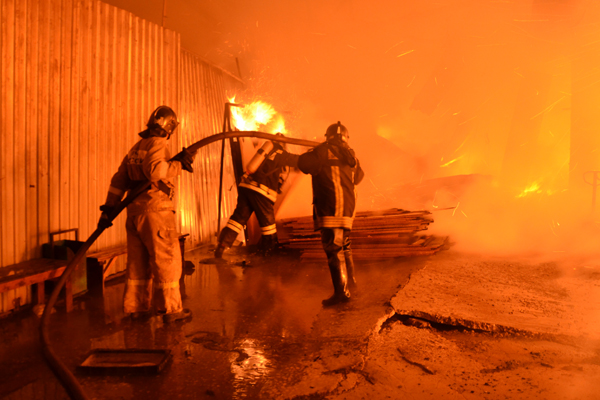 Крупный пожар в Екатеринбурге: на Черняховского горит мебельный цех - Фото 6
