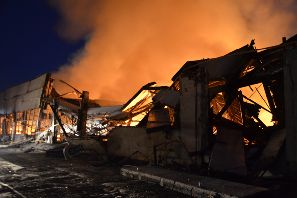 Крупный пожар в Екатеринбурге: на Черняховского горит мебельный цех - Фото 2