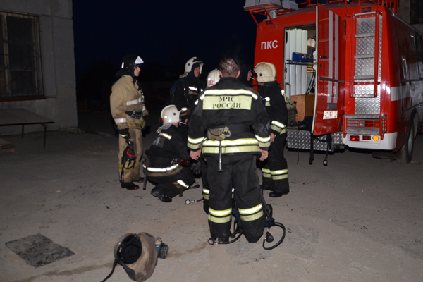 Крупный пожар в Екатеринбурге: на Черняховского горит мебельный цех - Фото 4