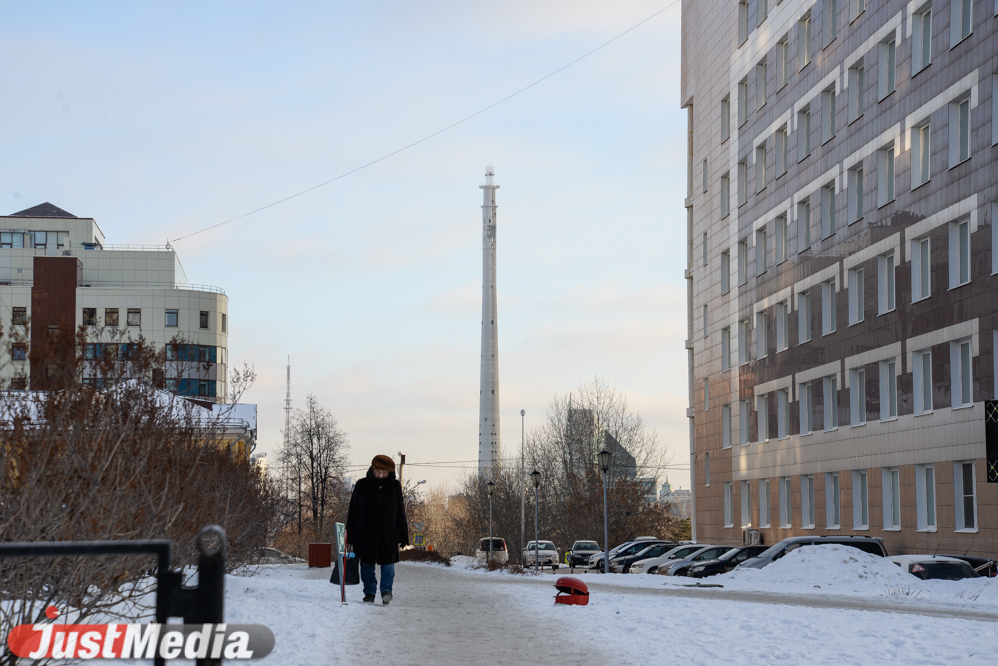 «То копают, то нет». В Екатеринбурге вокруг телебашни ездят два одиноких экскаватора. ФОТО - Фото 4