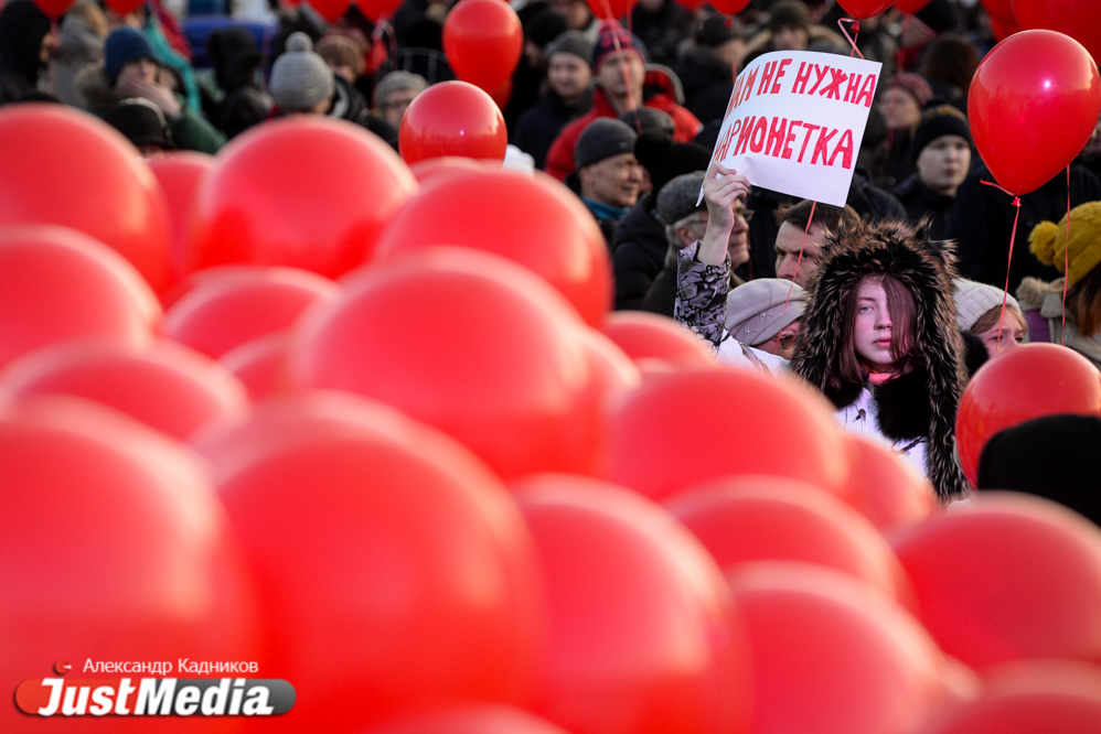 Екатеринбуржцы собрались на митинг за прямые выборы мэра перед решающим заседанием заксобрания. ФОТО - Фото 8