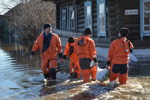 В зоне подтопления в Ирбите увеличена группировка спасателей - Фото 3