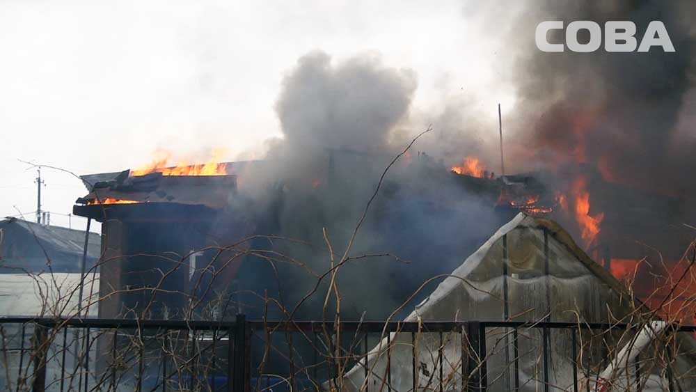 На ВИЗе на площади 100 кв. метров горит частный дом. ФОТО - Фото 4
