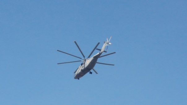 Соцсети заполонили фото вертолетов и самолетов в небе над центром Екатеринбурга  - Фото 3
