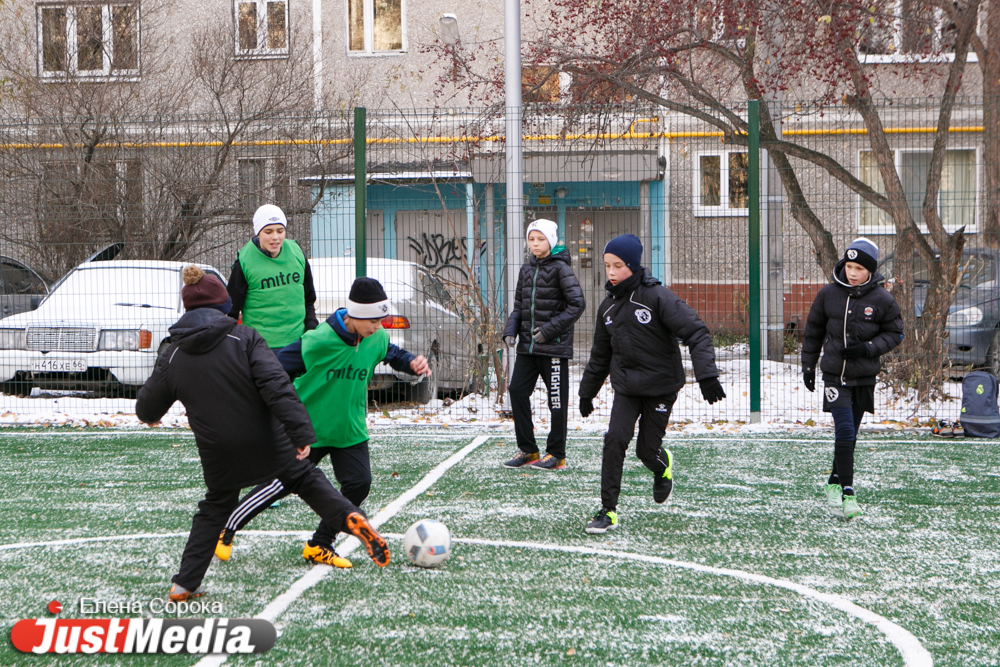 Мечты сбываются! В Екатеринбурге футболисту, страдающему ДЦП, построили площадку прямо около дома - Фото 7