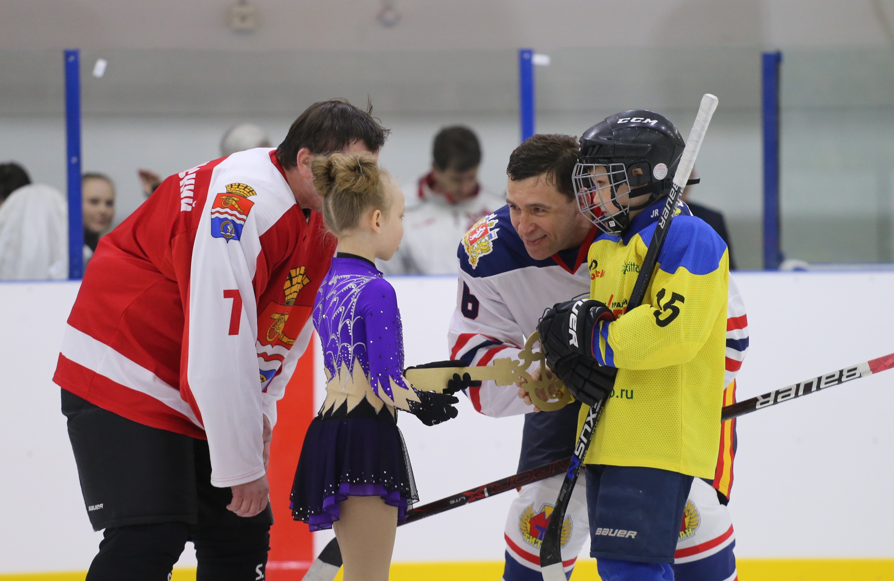 Куйвашев сыграл в хоккей на льду арены, построенной по поручению Путина. ФОТО - Фото 3