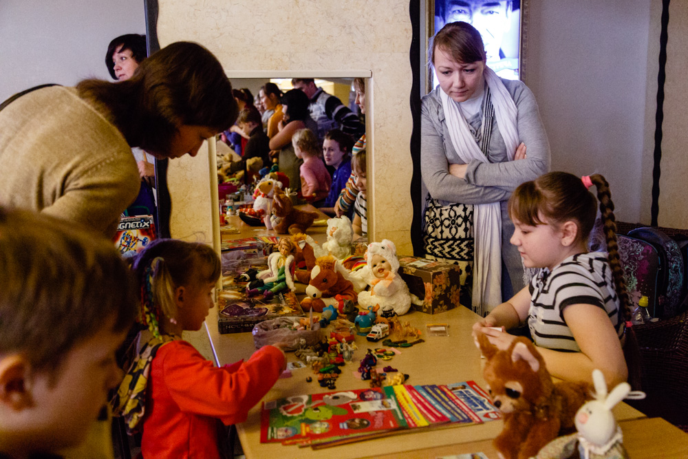В Екатеринбурге дети продали тонну кукол и плюшевых мультяшных героев на «Ярмарке старых игрушек» - Фото 2