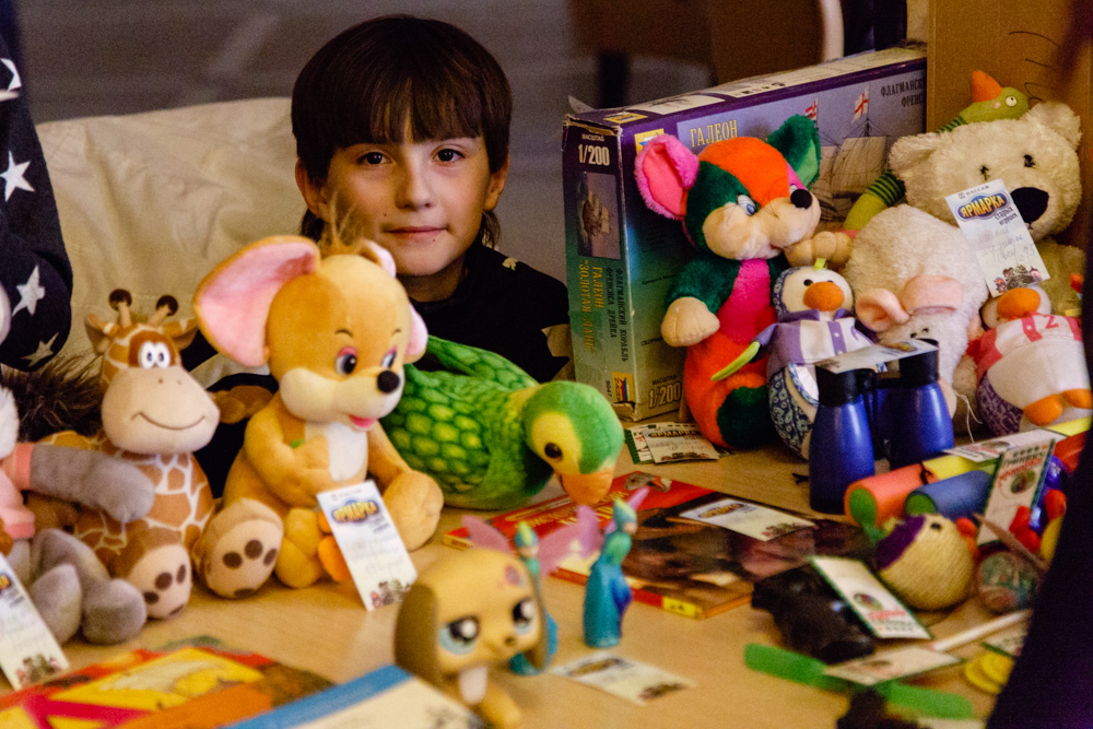 В Екатеринбурге дети продали тонну кукол и плюшевых мультяшных героев на «Ярмарке старых игрушек» - Фото 4