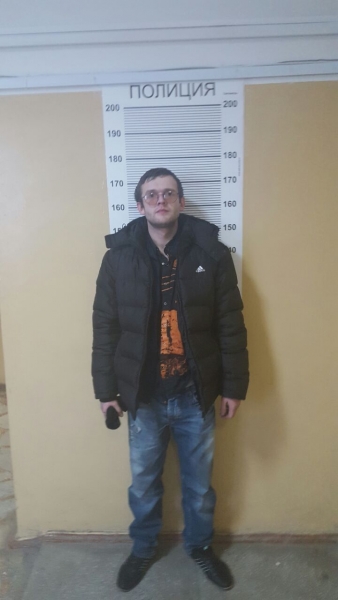 В Екатеринбурге мужчина, угрожая ножом продавцу продуктового павильона, украл из кассы 15 тысяч рублей - Фото 2