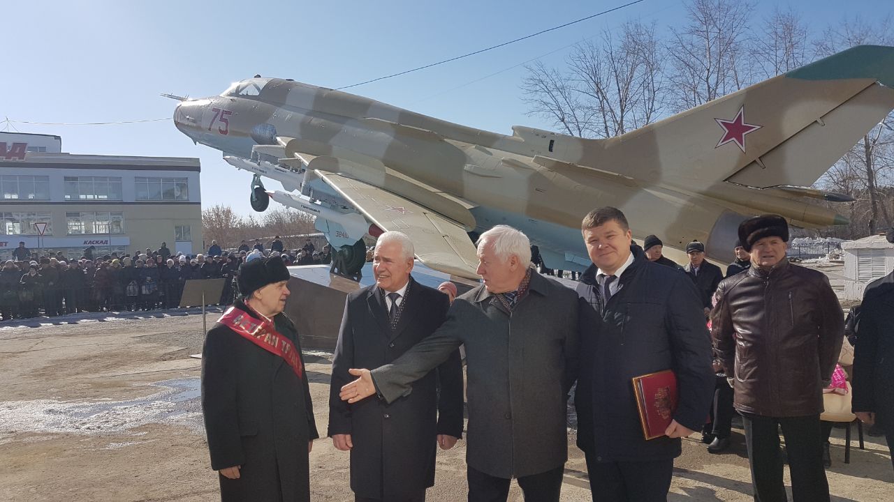 В Каменске-Уральском установили монумент - боевой самолет СУ-17 - Фото 2