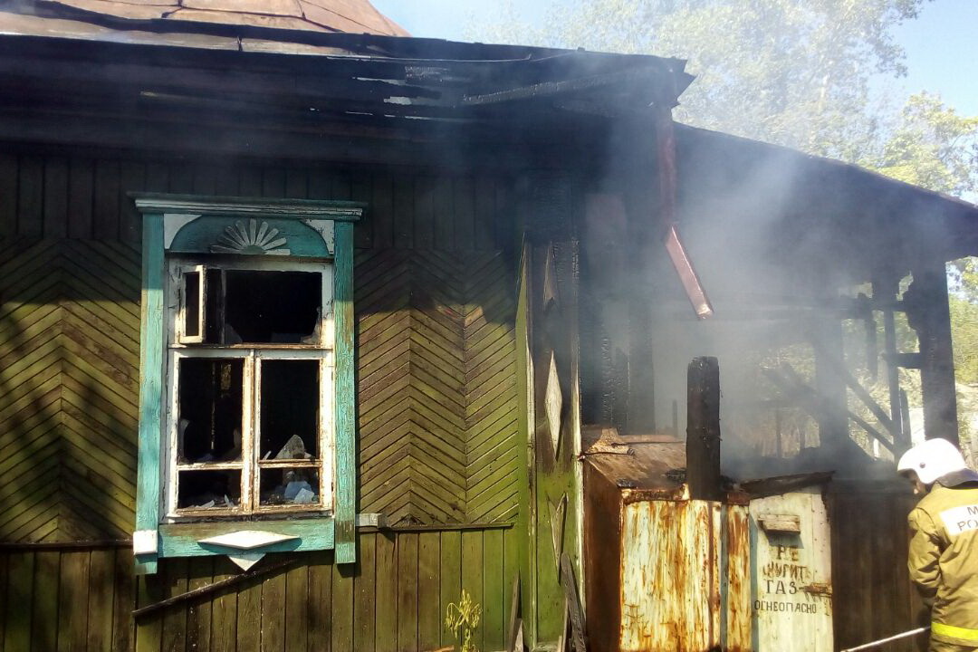 На Уралмаше на пепелище частного дома пожарные обнаружили четыре трупа. ФОТО - Фото 2